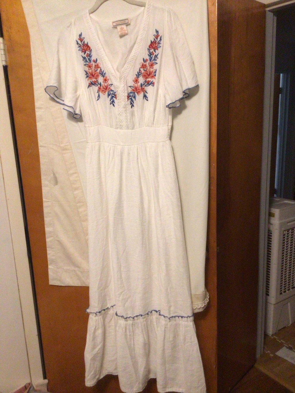 Flying Tomato embroidered midi dress with ruffle at the hem SZ SZ boho chic